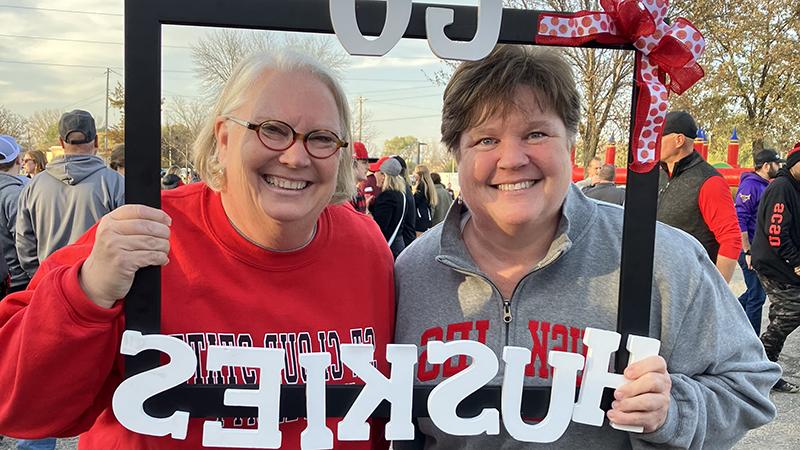 Two alum with "Go Huskies" photo frame